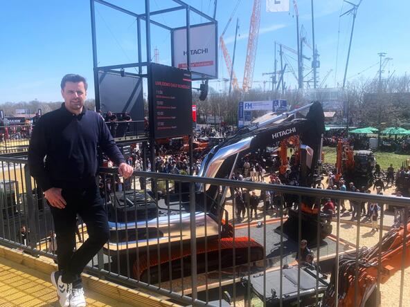 Erich Gebhardt auf der Baumaschinenmesse.